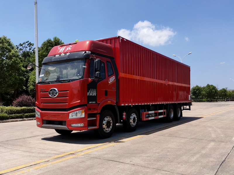 解放4軸9.6米易燃液體廂式運(yùn)輸車